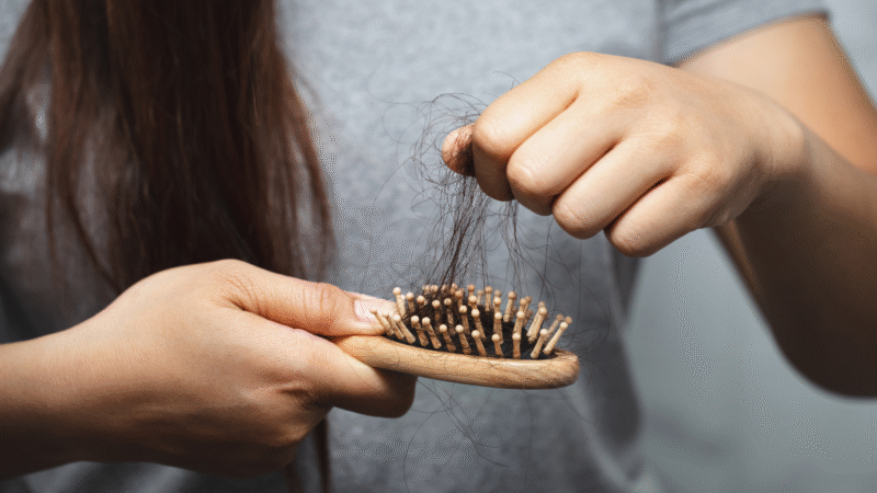 Cabelo caindo muito? Pode ser carência nutricional